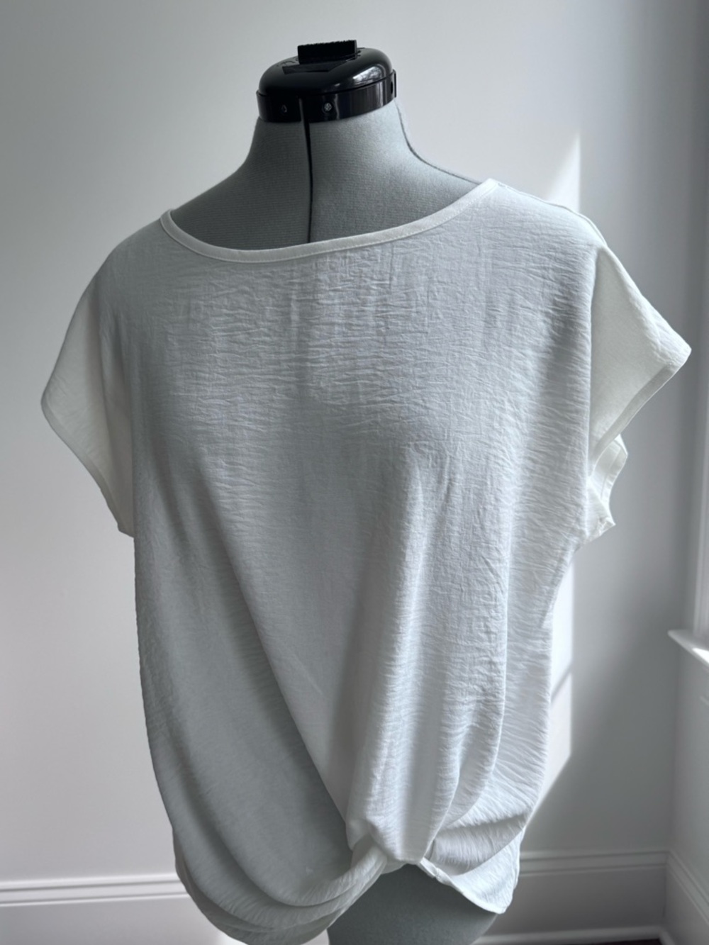 Olivia Grey White Twist Front Top NWOT Size M Short Sleeve Blouse
